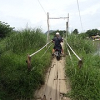 mit dem Moped über die kostenlose Bambusbrücke (die große wäre zu bezahlen) • <a style="font-size:0.8em;" href="http://www.flickr.com/photos/127204351@N02/19039123269/" target="_blank">View on Flickr</a>
