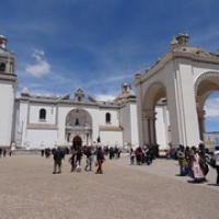 die Kirche von Puno am Titicacasee..hier sind wir umgestiegen • <a style="font-size:0.8em;" href="http://www.flickr.com/photos/127204351@N02/15715254912/" target="_blank">View on Flickr</a>