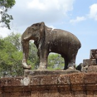 Elefanten am östlichen Mebon • <a style="font-size:0.8em;" href="http://www.flickr.com/photos/127204351@N02/17419061893/" target="_blank">View on Flickr</a>