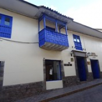 typisch für Cusco: blaue Fensterläden und weiße Fassade • <a style="font-size:0.8em;" href="http://www.flickr.com/photos/127204351@N02/15101067584/" target="_blank">View on Flickr</a>