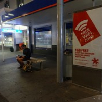 in Neuseeland nutzen wir die Spark-Telefonzellen um ins Internet zu kommen...dafür sitzt man auch mal auf der Parkbank • <a style="font-size:0.8em;" href="http://www.flickr.com/photos/127204351@N02/15710282163/" target="_blank">View on Flickr</a>