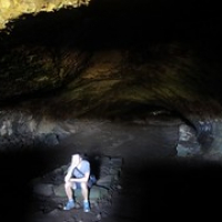 André in einer Höhle, die die früheren Einwohner zum Leben nutzten • <a style="font-size:0.8em;" href="http://www.flickr.com/photos/127204351@N02/15901382601/" target="_blank">View on Flickr</a>