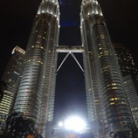 das Wahrzeichen von Kuala Lumpur: die Petronas Towers • <a style="font-size:0.8em;" href="http://www.flickr.com/photos/127204351@N02/17720096221/" target="_blank">View on Flickr</a>