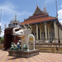 Wat Dhum Rey Sor (Pagode des Weißen Elefanten) • <a style="font-size:0.8em;" href="http://www.flickr.com/photos/127204351@N02/18013183316/" target="_blank">View on Flickr</a>