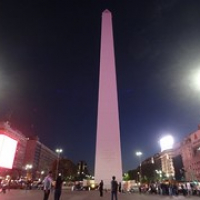 Obelisk bei Nacht • <a style="font-size:0.8em;" href="http://www.flickr.com/photos/127204351@N02/15281091284/" target="_blank">View on Flickr</a>